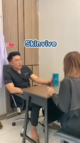 🆕 Skinvive คืออะไร ✨ (อ่านว่า สกินวิฟฟ์) คือ Skin Booster เทคโนโลยีใหม่ล่าสุดจาก Allergan บริษัทแม่ของ ฟิลเลอร์ Juvederm มีส่วนผสมของกรดไฮยาลูรอนิก ไมโครดรอปเล็ท (Microdroplets of Hyaluronic Acid) ที่พิเศษกว่า HA ทั่วไป ช่วยให้ผิวฉ่ำน้ำ ผิวใสเนียนละเอียด ผิวชุ่มชื่น แต่งหน้าติดทนขึ้น รูขุมขนกระชับ นานถึง 9 เดือน ✅เทคโนโลยี กรดไฮยาลูรอนิกไมโครดรอปเล็ท (Microdroplets of Hyaluronic Acid) พิเศษกว่า HA ทั่วไป เพราะโมเลกุลที่เล็กละเอียดกว่า สามารถกระจ่ายตัวได้ดี กลืนไปกับผิวได้ง่าย ช่วยอุ้มน้ำได้ดีกว่า ช่วยให้ผิวชุ่มชื่นจากภายในสู่ภายนอก💦 ✅จุดเด่น skinvive คือกรดไฮยาลูรอนิกแบบไมโครดรอปเล็ท เข้าไปช่วยเสริมการทำงานของ AQP3 (Aquaporin 3) ซึ่งเป็นโปรตีนที่ทำหน้าที่ส่งผ่านน้ำให้เซลล์ และยังช่วยกักเก็บ Glycerol ในผิว ช่วยให้ผิวชุ่มชื่นยาวนาน เสริมการทำงานของ HA จะยิ่งช่วยให้ผิวอิ่มน้ำ อิ่มฟู ฉ่ำวาว ผิวเนียนละเอียดยาวนาน ✅เหมาะกับใคร - ผิวแห้งกร้าน ขาดน้ำรุนแรง ผิวลอกเป็นขุย  - ผิวขาดน้ำ แต่งหน้าไม่ติด  - รูขุมขนกว้าง ไม่เรียบเนียน - ผิวไม่แข็งแรง แพ้ง่าย ✅ระยะเวลาที่เห็นผล หลังฉีด skinvive ประมาณ 1-2 สัปดาห์ ผิวที่แห้ง ขาดน้ำจะค่อยๆ ชุ่มชื่นขึ้นทันทีตั้งแต่ครั้งแรกที่ฉีด เห็นผลลัพธ์เต็มที่ใน 1 เดือนหลังฉีด ‼️โปรโมชั่นราคาเปิดตัวตอนนี้ 12,900.-/cc 💗 ====================== สาขาอ่อนนุช Line: https://lin.ee/KLwMd7v 📞Tel: 082-6592241 📍Location: Mayfairplace Sukhumvit50  (Bts อ่อนนุช ทางที่2) .  #elimedicalclinic #คลินิกสุขุมวิท #คลินิกความงาม  #คลินิกอ่อนนุช #โบท๊อกซ์ริ้วรอย #ริ้วรอย #อัลต้าเฟอเมอร์ #Ultrafomer #EPTQ #ปรับรูปหน้า #ฟิลเลอร์คุณภาพ #ความงาม #โหงวเฮ้งดี