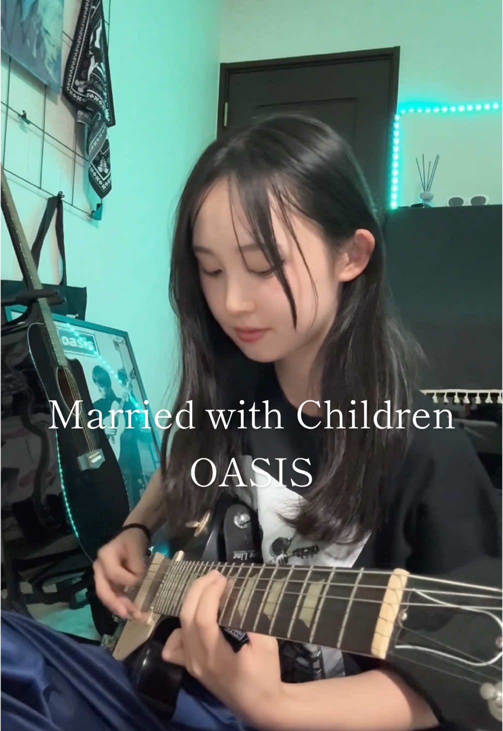 【Married with Children 弾いてみた】 服は、上下OASIS展で買ったやつです! かわいいすぎる🇬🇧💋💋 #marriedwithchildren #oasis #acoustic #electricguitar #cover #gibson #lespaul #fender #lilsae #りるさえ #高校生 #17歳 #sjk #JK2 #07 #guitar #guitarcover #エレキギター #ギター弾いてみた #rock #おすすめ #fyp #mapromotions 