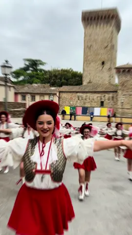 Cosa ci vuole in queste fredde giornate d'autunno? Il ritmo vivace della banda, il fascino coreografico delle majorettes e un’esplosione di colori e sorrisi che scaldano il cuore come il sole del Messico! ☀️✨ 😎 Lasciati conquistare dal ritmo caliente delle nostre esibizioni! ❤️💃🎺 #FiestaConLaBanda  #bandamusicale #majorette #dance #foryou #foryoupage #fyp #capcut #viralvideo #perte #neiperte #messico #CapCut 