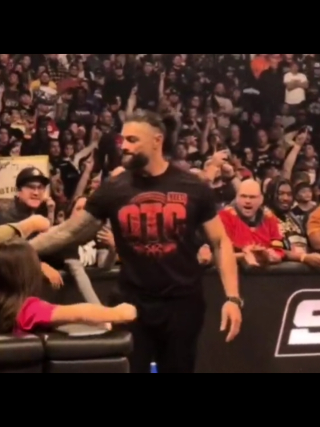 Roman Reigns handshake with a kid after smackdowm off air                     #romanreigns #tribalchief #foryou #RomanReigns #WWE #wwetiktok #viraltiktokvideo #frp #fypシ #viral                                                                    #viralvideo #foryoupage #bloodline              #romanreingsfans1 