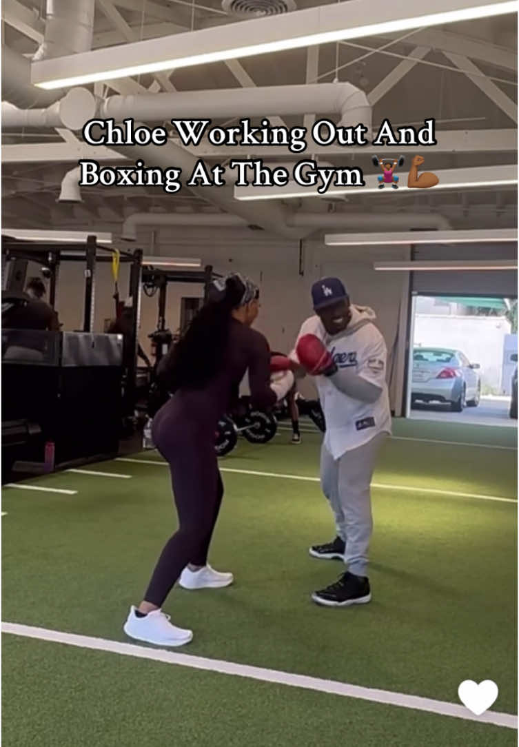 its so satisfying watching her box 🤷🏾‍♀️🤷🏾‍♀️ | #chloebailey #hallebailey #chloexhalle #workout #boxing #fanpage #fyp #foryou #foryoupage #viral #fypシ @Chlöe Bailey @halle @chloe x halle 