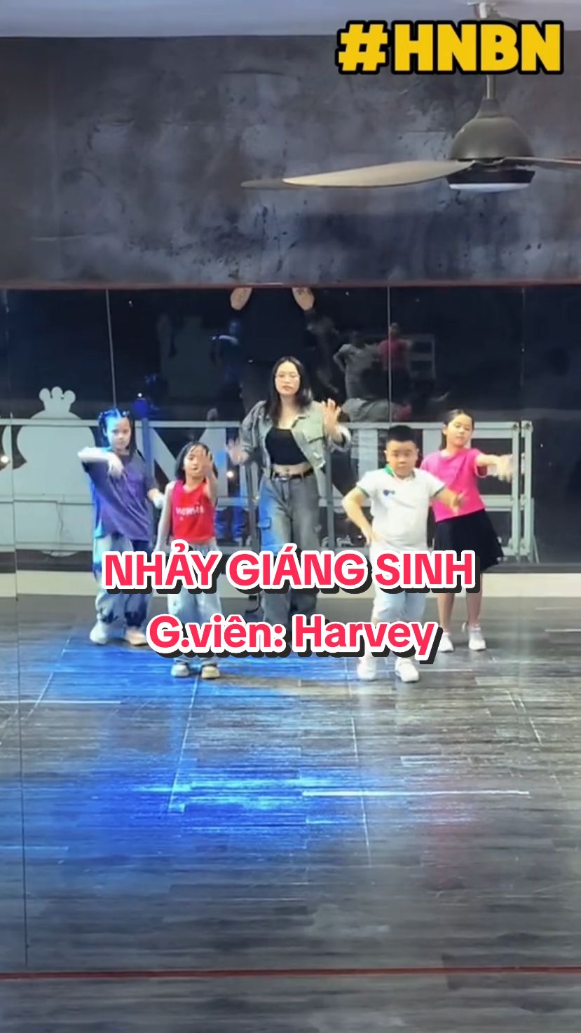 Nhảy giáng sinh cùng cô Harvey nhé 😜 @Harvey Nguyễn #hnbn #HNBN #hocnhaybacninh #nhaygiangsinh #kids #nhaynoel #fyg  #Nhaynoel