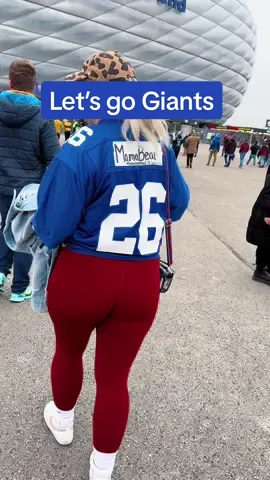 Who is gonn win?? Drop it in comments⬇️⬇️⬇️ #giants #footballtiktok #nfl #panthers #mamabear #nygiants #germany #munich 