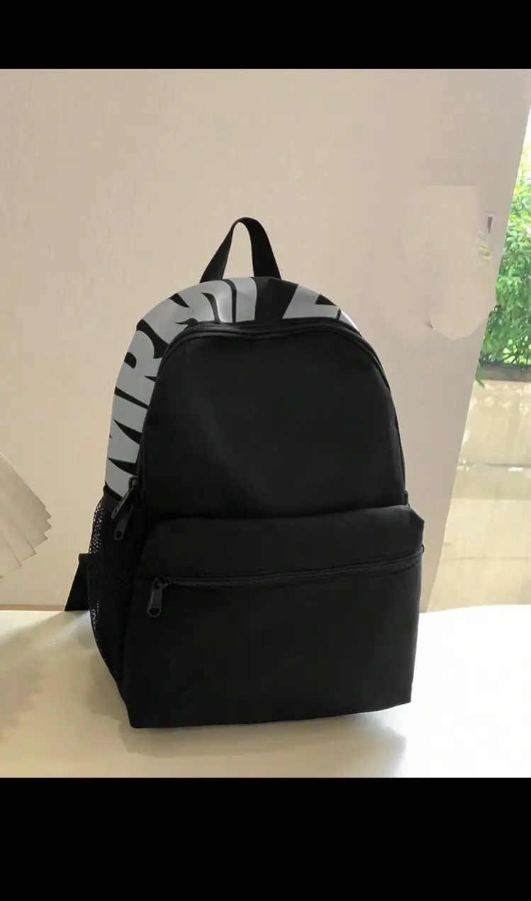 Découvrez nos sacs à dos stylés et pratiques, parfaits pour tous les jours ! Conçus pour allier confort et durabilité, ils offrent une capacité de rangement optimale avec plusieurs poches fonctionnelles pour organiser vos essentiels. Avec leurs matériaux résistants et leurs finitions soignées, ces sacs à dos sont idéaux pour les déplacements, le travail, ou les sorties décontractées. Disponibles dans différents coloris et designs, ils s’adaptent à tous les styles et toutes les occasions. Dispo sur commande :83004669