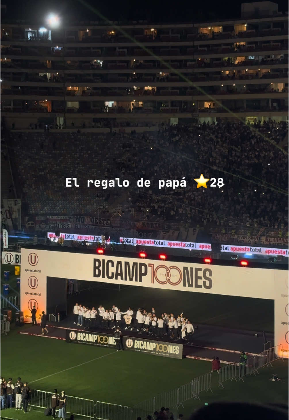 🎶 Ya se acerca Noche Buenaaa… 🎶 Traigan el trago que las copas sobran 💛❤️  #universitariodedeportes #ydaleu #fyp #centenario #bicampeones #universitario #elunicogrande #merengues #bicamp100nes #estadiomonumental 