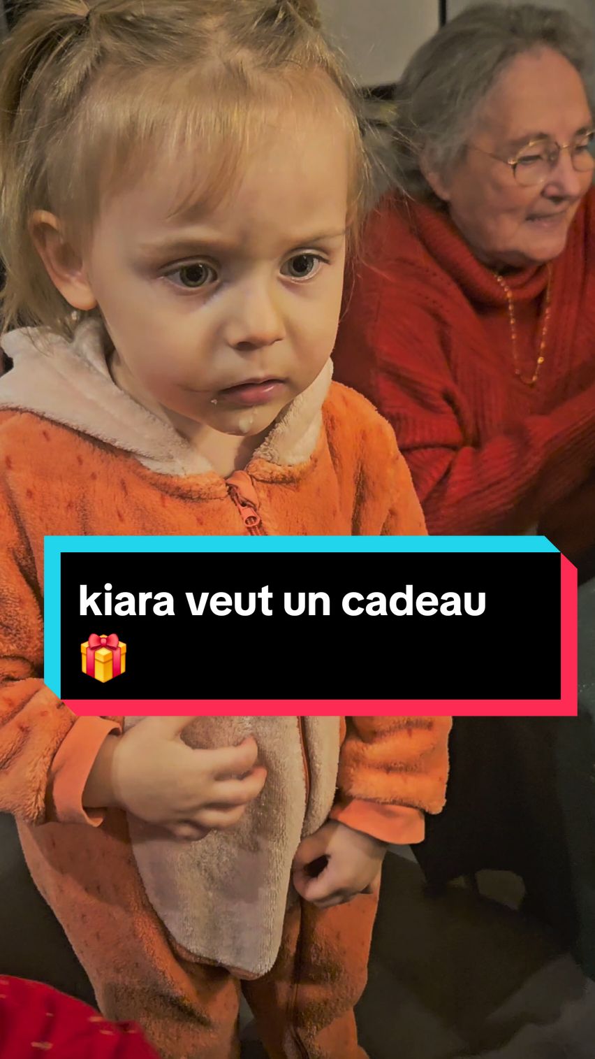 kiara qui pique les cadeaux de sa grand-mère 🤣🤣🤣🤣