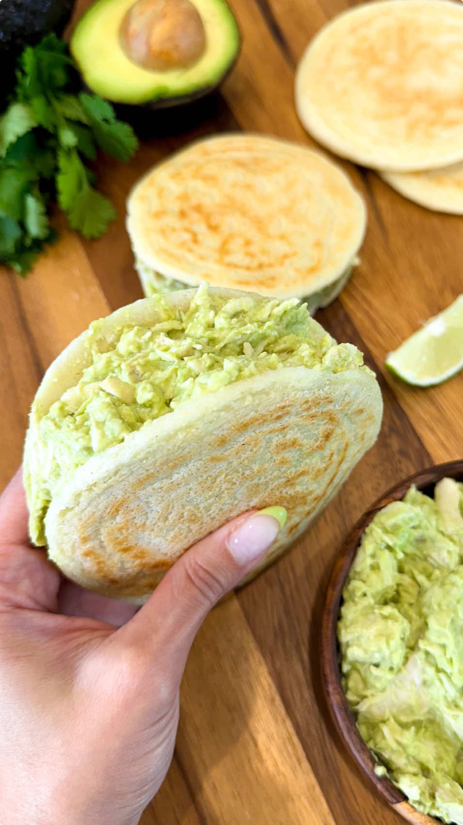 En el link de mi perfil encuentras todos los enlaces🔗 Arepa reina pepiada🥑 (English👇) Ingredientes: Para el relleno - 300gr Pechuga de pollo - 1 Aguacate - 1 Limón - 1/4cda Sal - 1cda Cebolla picada - 1cda Mayonesa Para la arepa - 3tz Agua - 2tz Harina de maíz precocida  - 1cdta Sal Disfruta!✨ . . . Arepa Reina Pepiada 🥑 Ingredients:   For the filling   - 300g Chicken breast   - 1 Avocado   - 1 Lemon   - 1/4 tsp Salt   - 1 tbsp Chopped onion   - 1 tbsp Mayonnaise   For the arepa   - 3 cups Water   - 2 cups Precooked corn flour   - 1 tsp Salt   Enjoy! ✨ #recetasfaciles #arepas #arepasvenezolanas #recetasvenezolanas #venezolanosenmiami #venezolanosenusa #AprendeEnTikTok #tiktokfood #paratii #videoviral 