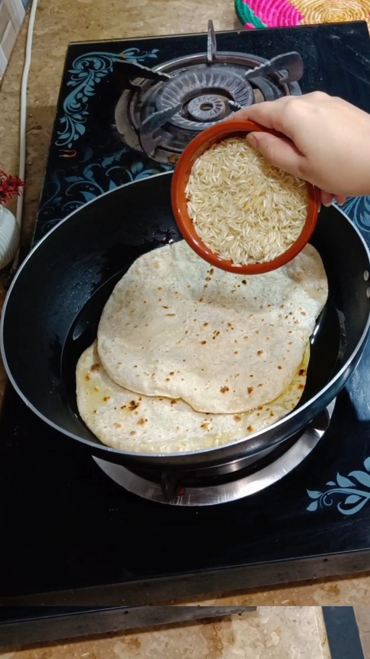 Agar achank sy mehman aa jae tu rat ki bachi hui roti mn kachey chawal dal kar mazedar c recipe bana ken. #foryou #foryourpage #fyp #viral #trending #indianrecipe #sweets 