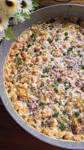 المكونات:  ٢ أو ٣ بصل  كيلو صدر دجاج  بابريكا،  فلفل اسود، بهارات الدجاج المشكله و ملح  ٢ فليفلة حلوة  الصوص:  ملعقة صغيرة توم مهروس  كوب طحينه أو الهردة أو الراشي  كوب لبن  نصف كوب عصير حامض أو أكتر  كمون و ملح و منرخي بالماء  الكتير من البطاطا المقلية أو المشوية  و على الوجه سماء و منزين بالبقدونس و إذا بتحبوا المكسرات  وألف صحة على قلبكن #شيف_ليونس #وصفة #طحينية دجاج  #cheflioness .lb #Recipe #vegetables #chicken #Recipe #tahini 