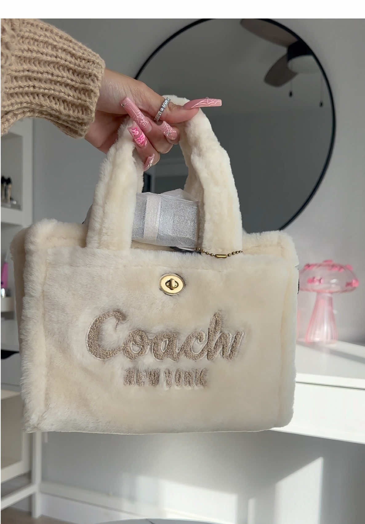 Shes so beautiful 😍✨ #coachbag #coachcargotote #coachcargotote26 #imjustagirl #winterbag #socute #unboxing 