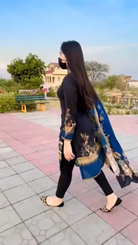 #foryou #lahore #pakistanigirls #foryoupage #tiktokteam #fypシ #100k #trending #unfrezzmyaccount 