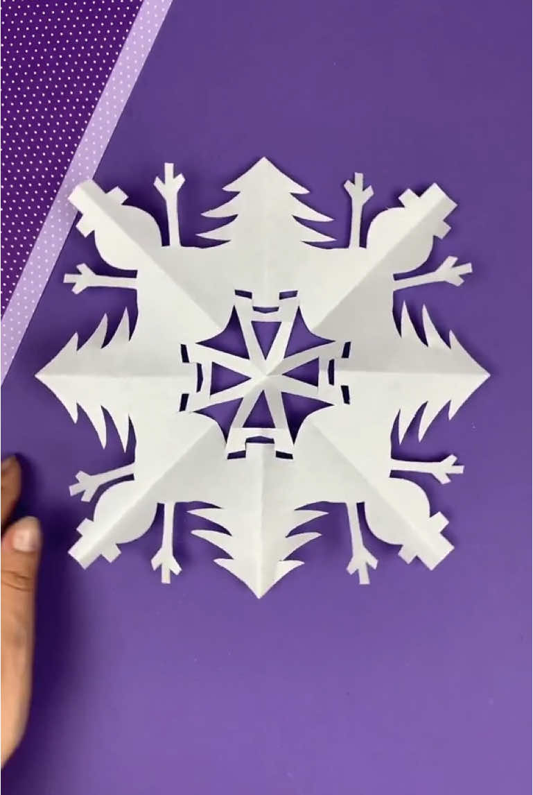 Easy paper snowflake  @Moi.Toi.art #moitoiart #christmasdecorations #snowflakes #papercraft #papercut 