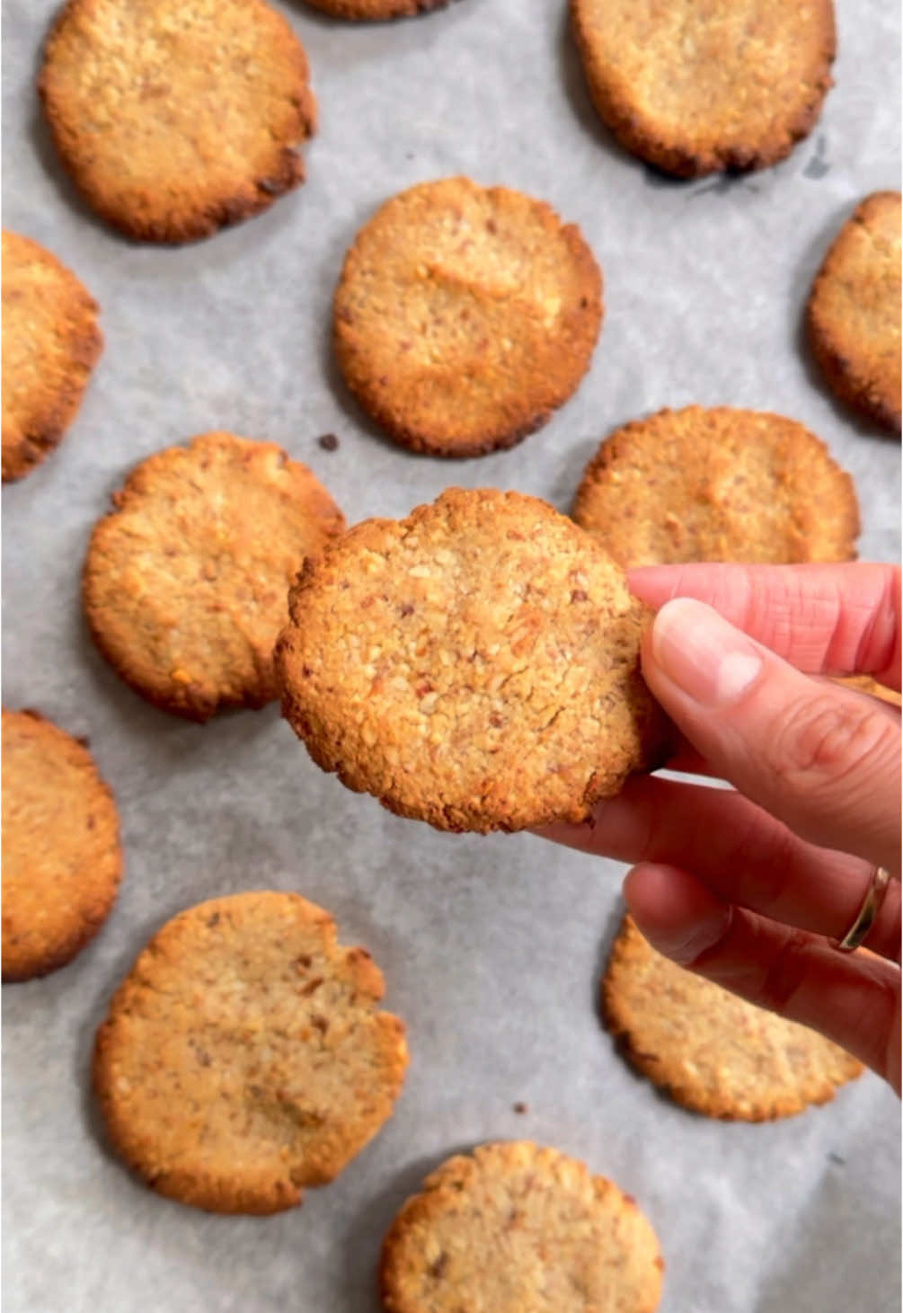 Ciastka migdałowe z daktylami.  ✔️ 200 g migdałów  ✔️ 100 g daktyli  ✔️ szczypta soli ✔️ 25 ml wrzątku  Pieczenie: 220°C, 5 minut  Almond cookies with dates. ✔️ 200 g almonds ✔️ 100 g dates ✔️ a pinch of salt ✔️ 25 ml boiling water Baking: 220°C, 5 minutes #ciasteczka #cookies #migdaly #daktyle #przepis #almondcookie 