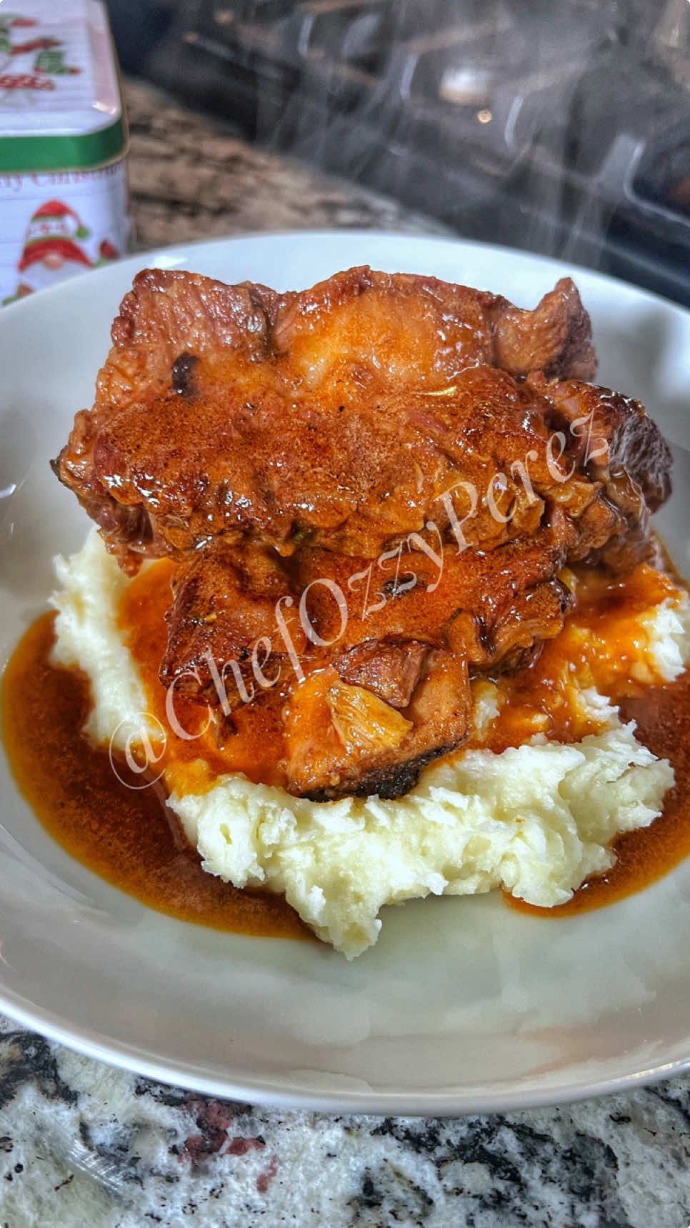 Una Forma Diferente de Hacer Costillas de Vaca (Beef Short Ribs) A QUÉ HORA SE COME ESTÉ PLATO DELICIOSO??  TAGEA EN LOS COMENTARIOS CON QUIEN COMPARTIRÍAS ESTE PLATO  .. .. #cheflife #chefdominicano #cocinadominicana #chefencasa #gastronomiadominicana #beefshortribs #comidacriolla 