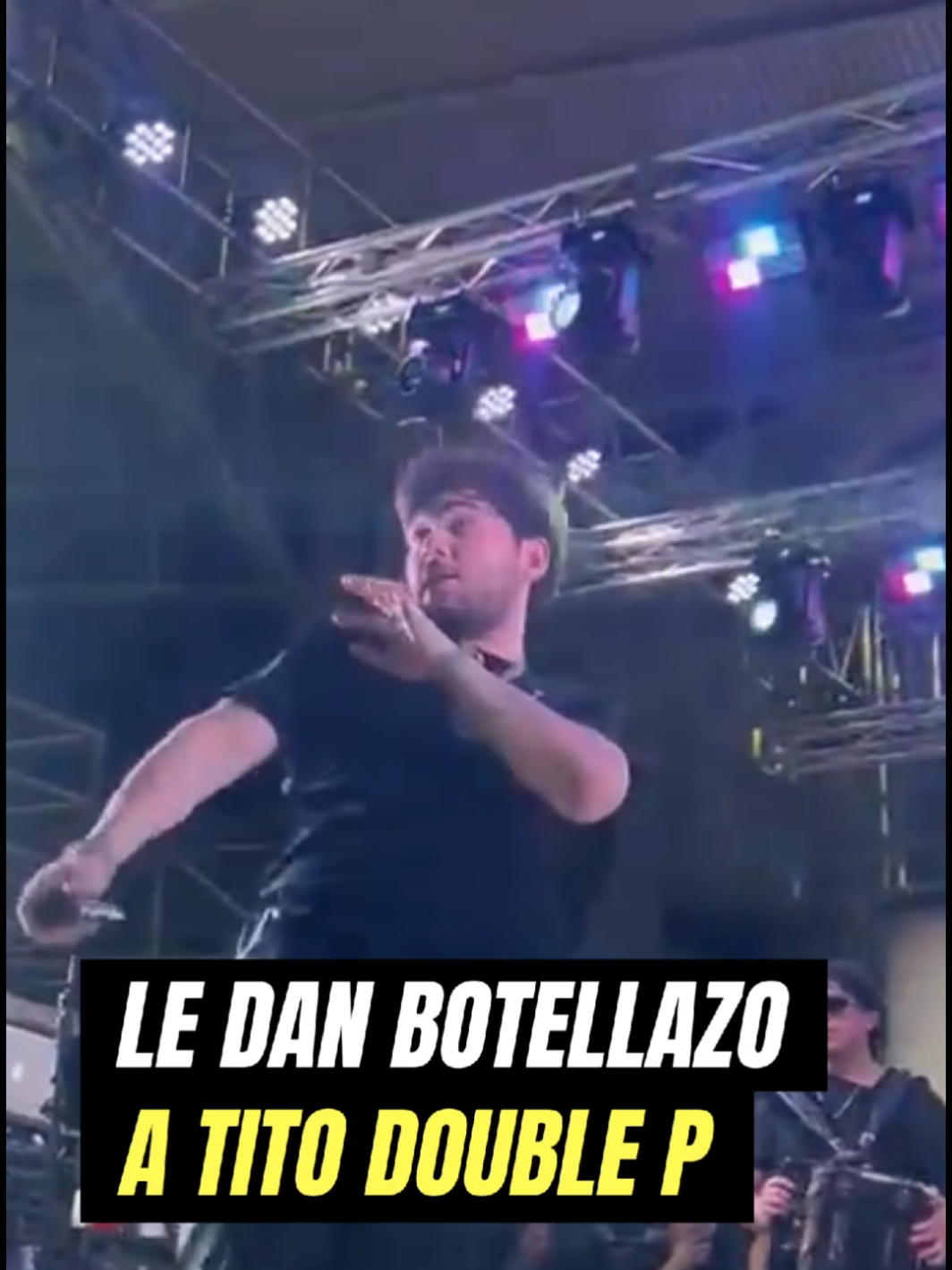 Tito Double P se retira a mitad de concierto por un botellazo #botellazoconcierto #titodoublep #corridostumbados #puertovallarta #ladoblep #doublep #boercruz3 