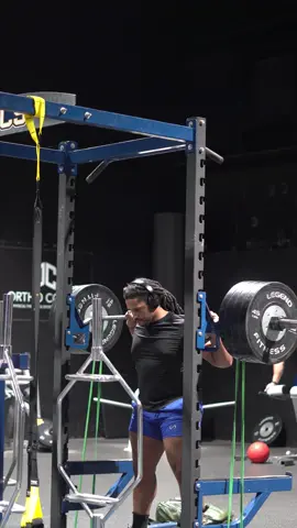 How to become more explosive try these resistance band barbell squats 💪🏾✅ Tag / Share / Save Perform these 4 sets of 8 reps  #barbellworkout #barbellsquats #explosivetraining #resistancebandsworkout #legworkout 
