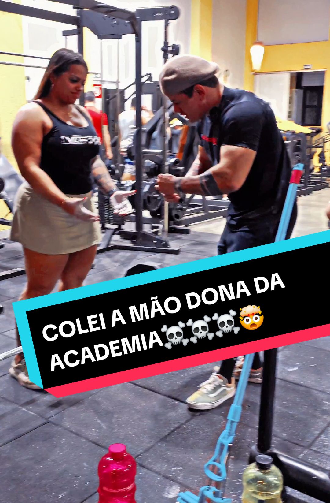 COLEI A MÃO DONA DA ACADEMIA