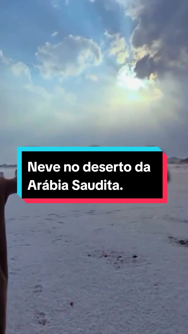 Neve no deserto da Arábia Saudita pela primeira vez. #neve #arabiasaudita #emiradosarabes #nevasca #inverno #europa #espanha #valencia #noticias #curiosidades #fatosdodia 