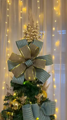 Arvore de natal sesse ano… 🤩 Esse ano optamos por fitas na cor verde! 🎄✨ #arvoredenatal #natal #lar #oravnização #casa