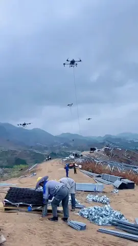 Ekonomi dan teknologi di China telah berkembang pesat hingga daerah pedesaan. Sejumlah drone dikerahkan untuk mengangkut komponen tenaga surya. Via IG livingchina 