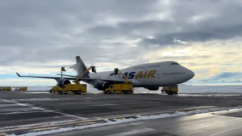 Considering lots of people were curious, here is the queen of the skies getting de-iced! #fyp #foryoupage #foryou #747 #boeing #boeing747 #denver #colorado #avgeek #aviation #denverinternationalairport 