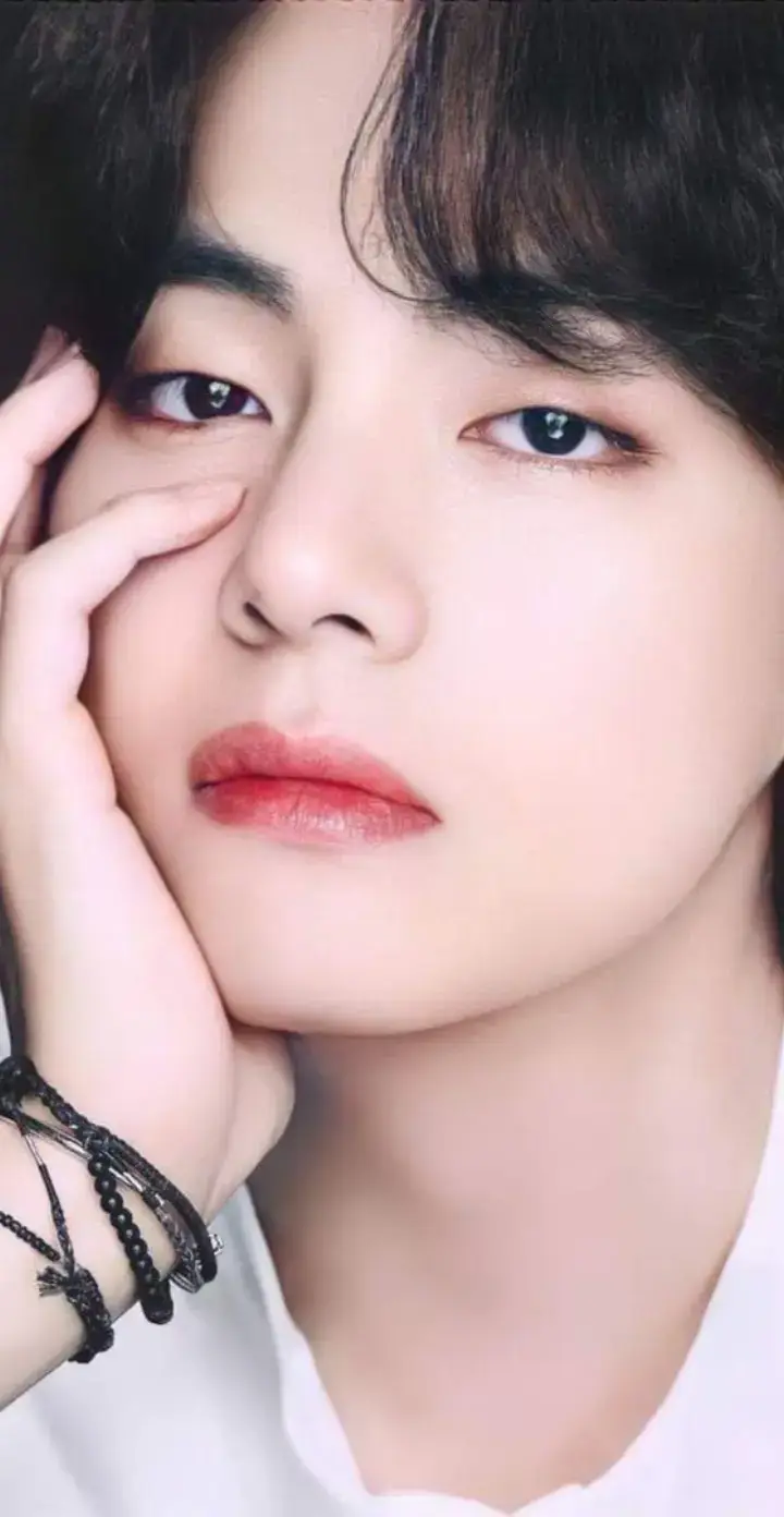 👑 Kim Taehyung 👑#so cute V 🥰❤️#foryou #❤️❤️😘😚🤗😇🤩💓🥰😊💞🌹💖🥀💜💜💫✨💟 #foryoupage #viral_video #viraltiktok #fyppppppppppppppppppppppp 