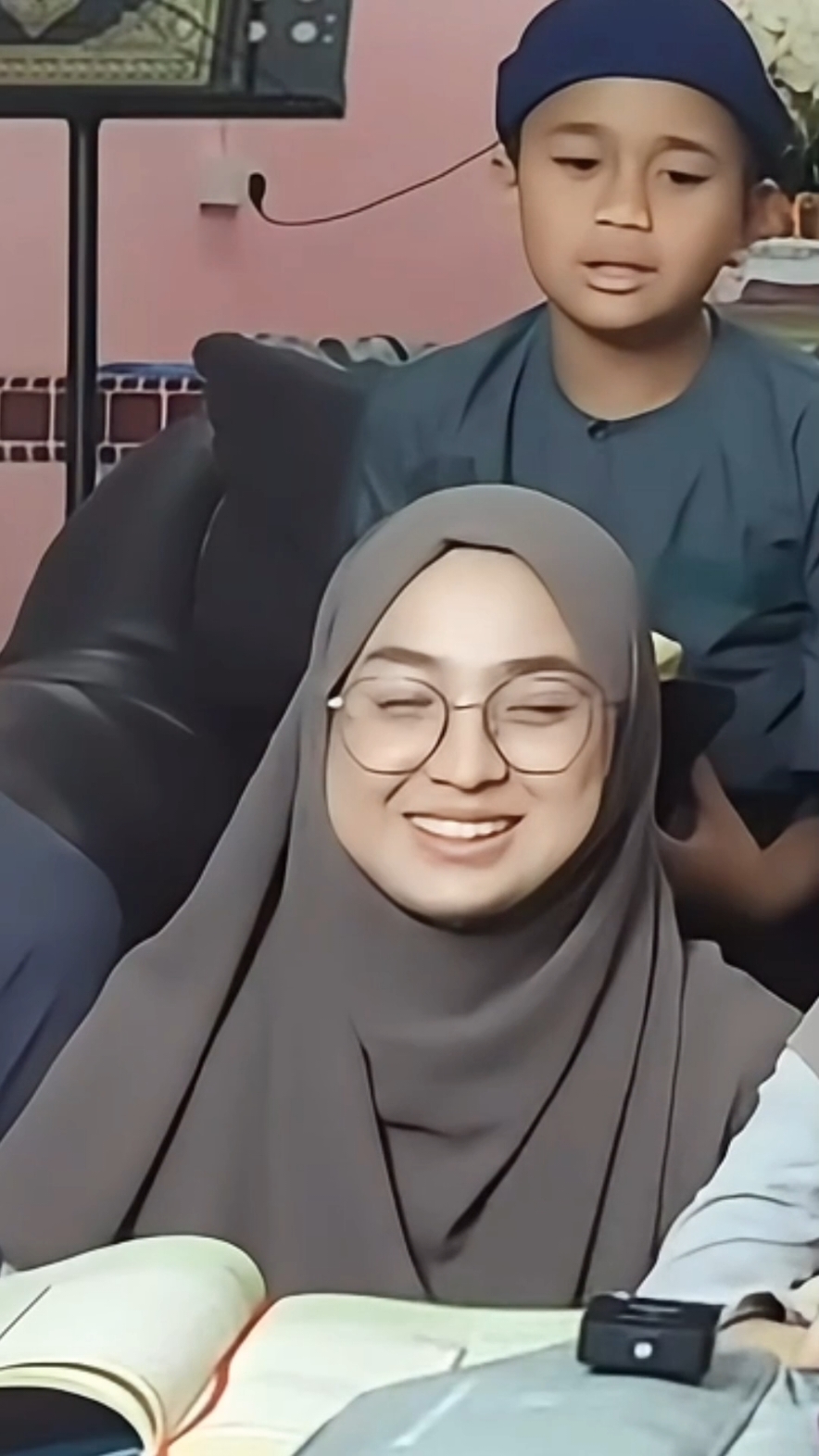 athirah qarirah selain cantik dia juga seorang Qori' dari malaysia,anak ustad azraie #athirah #azraie #MLBBM6  #2024mlbbmegasale #M6nyalaIndonesia #MLBBMEGASALE  #sholawat  #sholawatan #sholawatmerdu 