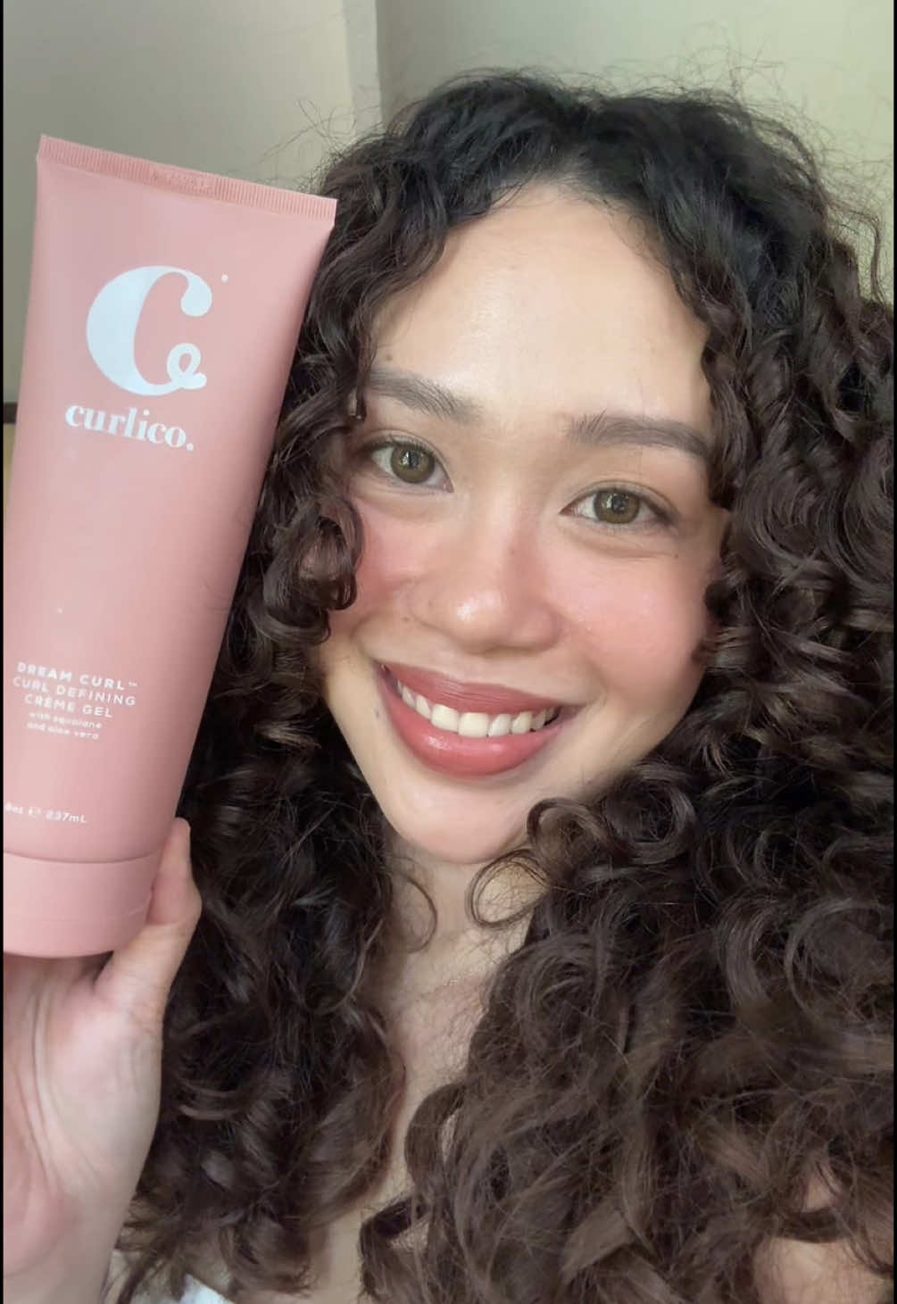 I love a 2-in-1 product!! 🩷 If you hate using hairgel, try @Curlico.’s crème gel 👌🏻 #curlyhair #curls #curly #curlscheck #fyp 