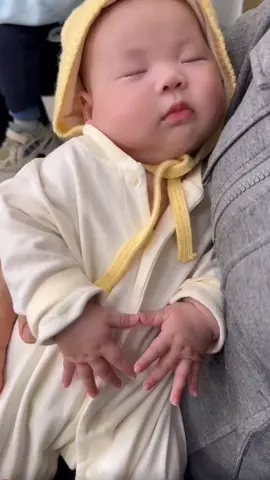 Con gửi ❤️ đến các cô chú nè! #cutebabyvideos #baby #babytiktok #babytok #cute #embebubam #embecuame #xuhuongtiktok 