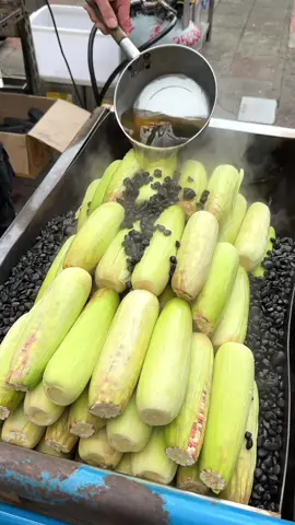 Amazing Hot Stone Steamed Corn in Taiwan 📍寧夏夜市 https://maps.app.goo.gl/rDiPk5NCFQRjY8h79 103 Taiwan Taipei City, Datong District, Ningxia Rd, 58號2樓 ⏰ 5 pm open #corn 