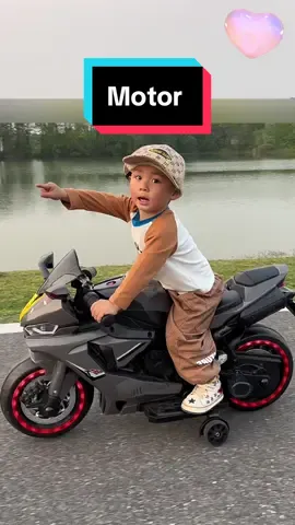 The electric version of the motorcycle is driven by a rider who turns the accelerator. It is a cool model with super long endurance and smooth riding, which children love and cannot put down#moto #motor #motorbike #gift 