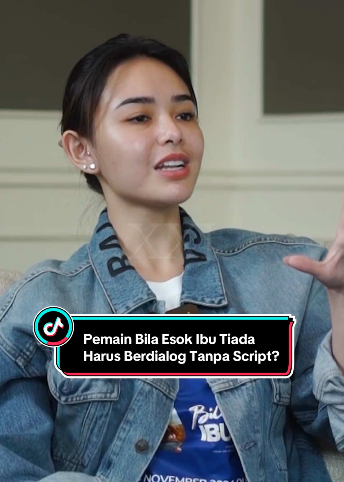 Kalo mimin yang main sih auto banyak nge-blank alias dikit-dikit “eh apa tadi dialognya?” 😭😭😭 Salut banget gak sih sama pemain-pemain #BilaEsokIbuTiada? Nah, kalo penasaran hasilnya gimana mending langsung nonton filmmya mulai 14 November 2024 di XXI! #FixASIK #NontonASIKdiXXI #SemuaBisadiTikTok #TiktokTainment 