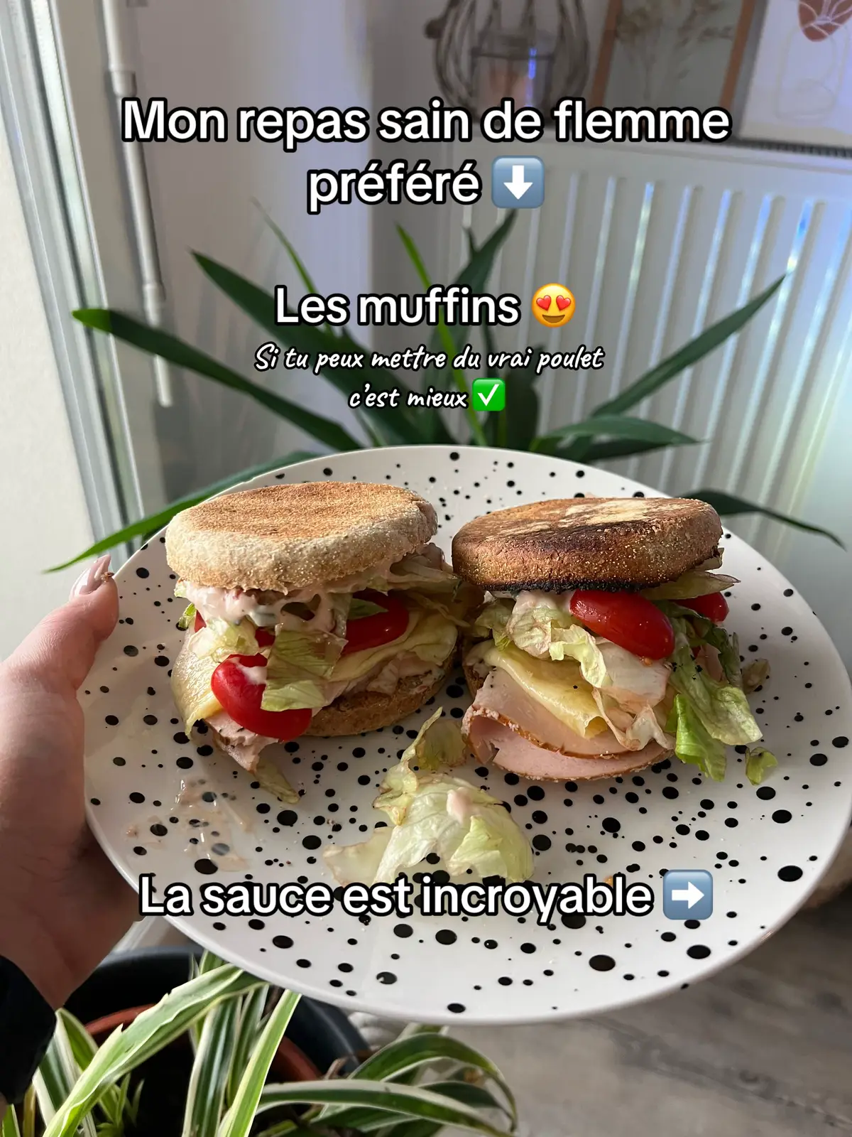 - pains muffins complets, les couper en 2 et mettre au grille pain  - roti de poulet (ou filet de poulet encore mieux) - une tranche de leerdammer a faire fondre au micro-ondes et mettre une moitié dans chaque pain  - tomates cerise  - salade  - cornichon aigre doux  - sauce (voir photo 2) #pourtoi #pertedepoids #pertedegras #mangersainement #reequilibragealimentaire #mangermieux #recette #recettefacile #recettesimple #ideerecette 