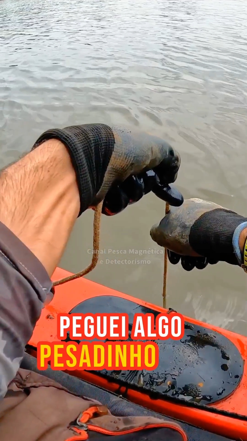 No meio do rio e veio esses objetos muito pesados, pensa na correnteza que trouxe ele até aqui. #pescamagnetica #peso #pesado 