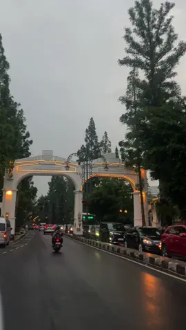 Bandung setelah hujan ❤️ Ada banget ya bikin kangennya hehe #bandung #bandungvibes #bandungafterrain