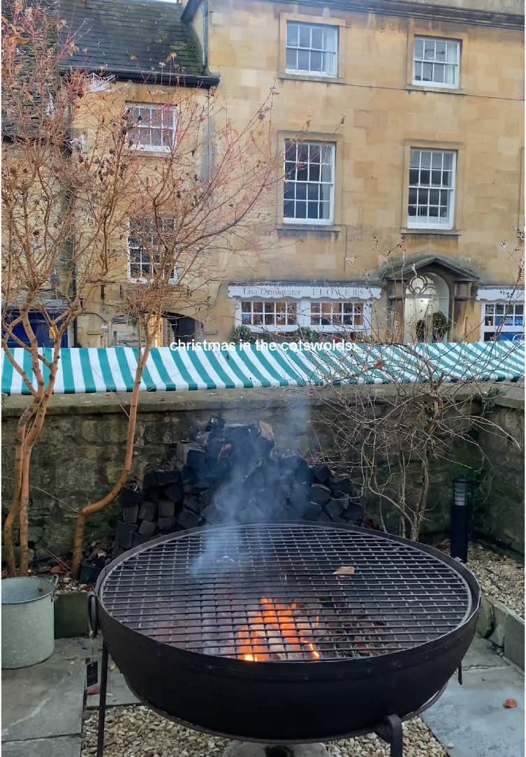 soon the cotswolds will be looking like this:  #christmas #christmastok #christmasaesthetic #theholiday #christmasmarket #thecotswolds #englishcountryside 