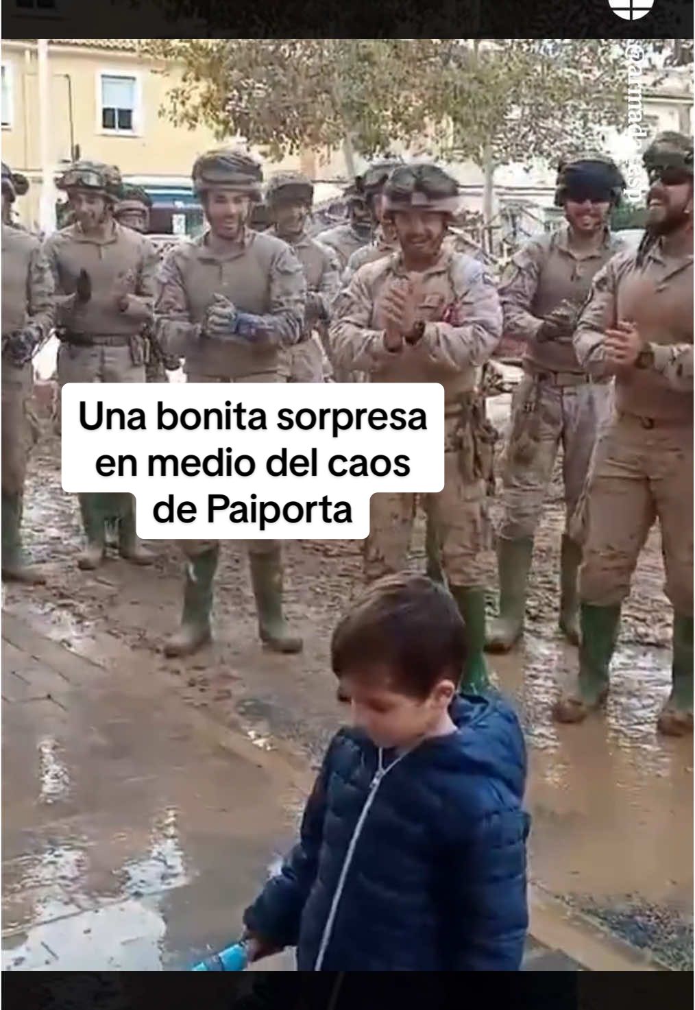 Una bonita sorpresa en medio del caos de Paiporta Este niño se encontraba limpiando el lodo en con una manguera cuando miembros de la Armada acudieron a cantarle el cumpleaños feliz. Tímido, el pequeño apenas se giraba ante la felicitación. Concretamente, este grupo pertenece a la sexta compañía del segundo batallón de desembarco de Infantería de Marina Miura, y paró sus labores para tratar de alegrar a este vecino #noticiastiktok #valencia #dana #niño #cumpleaños 🎥 (pon la cuenta de la armanda por fa