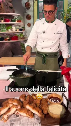 Il suono della felicità ha un nome: frittura 🥰 #ÈSempreMezzogiorno #cucinaitaliana #DaVedere #DietroLeQuinte #pollofritto #pollofrittospeziato #DavidFiordigiglio 