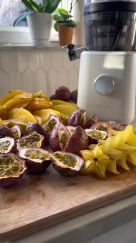 Making fresh juice with some of my favorite tropical fruits! 🌿🍹 Today it’s passion fruit, star apple, ginger, and carambola (aka starfruit) – all pressed to perfection with my go-to juicer, the Nama J2. This juicer is a game-changer, especially for big batches! 🍍🍇 Just toss in whole fruits, and it does the work for you, squeezing out every last drop of goodness – all those nutrients, enzymes, and structured water that hydrate on a whole new level. 💧✨ And quick tip: only eat carambola when it’s ripe and sweet! 💛 When it’s green, it can be a little intense on the kidneys, so just wait until it’s nice and golden. If you’ve been thinking of getting into juicing, now’s the time! Use code FH10 on Namawell.com to save big and support our page. Link in bio to grab yours – let’s juice up our health! 🌱🍹 #FruitHunters #juice #process 