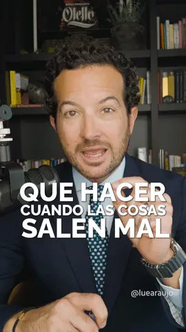 ¿Qué haces cuando las cosas no salen como quieres? Te comparto algo muy personal, algo que me ayuda a encontrar paz en los momentos difíciles. Mi padre, quien pasó seis años secuestrado, escribió un mensaje en su diario en medio de su cautiverio. El 1 de enero de 2006, expresó su deseo de ser positivo, vivir el presente y fortalecer su fe, paciencia y esperanza. Este recordatorio de resiliencia y serenidad me inspira a enfrentar cada día con gratitud y valentía. Guárdalo para cuando necesites recordar que siempre hay fuerzas dentro de ti para seguir. #coach #motivacional #crecimiento #personal #mentalidad