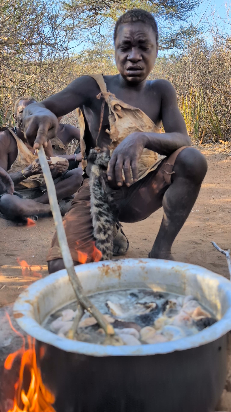 Meet with best chief in tribe See how Hadza cooks their favorite meal today 😋😍‼️#africastories #hadzabetribe #USA #tiktokindia #UK 