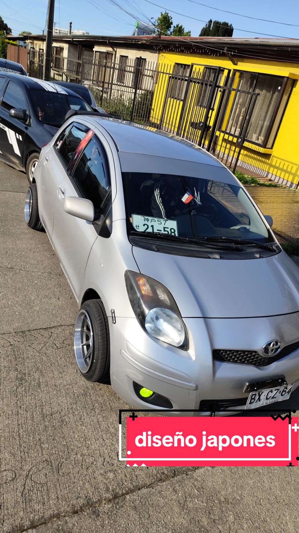 instalación de diseño japonés para este Toyota #promo #parasol #marco #stickers #wrap #pilar #diseño #concepcion #sombrilla 