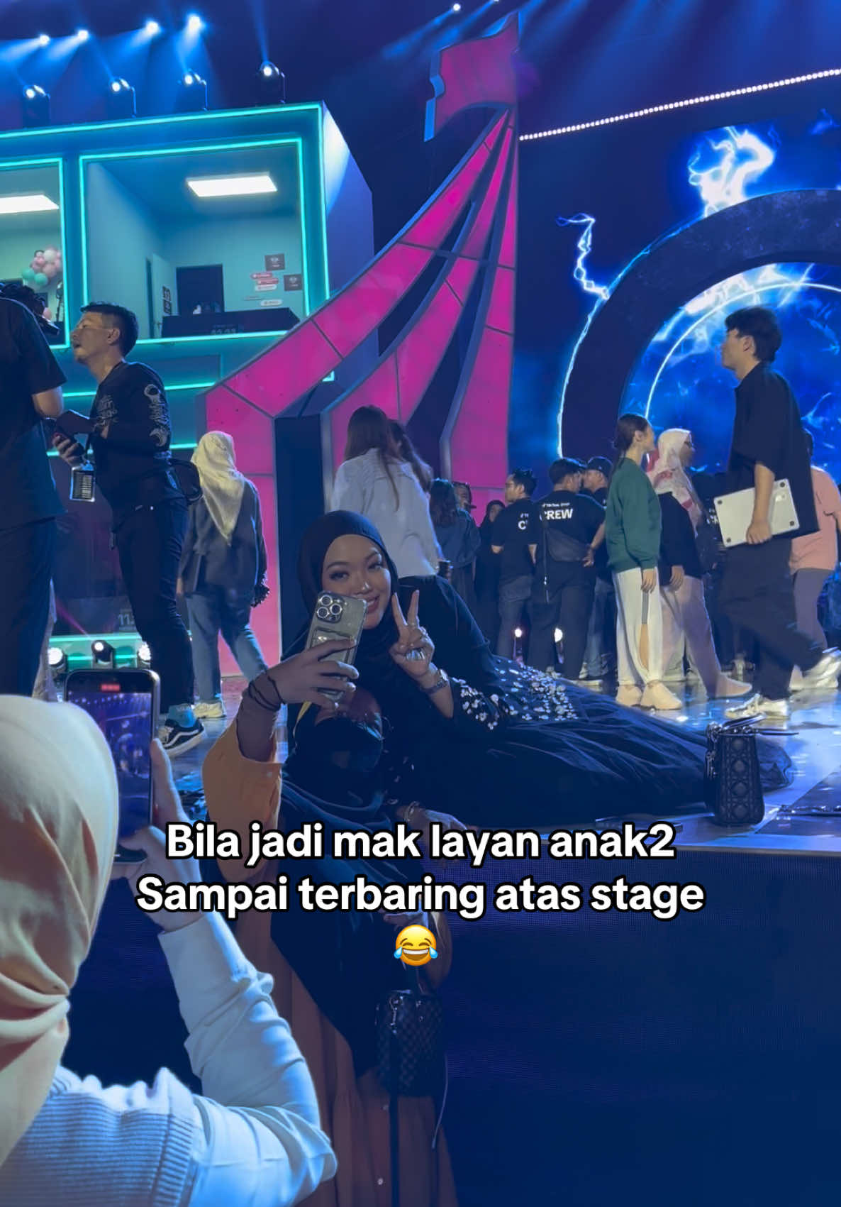 Ini part sally pulak @Sallyforshort 🤣 sampai boleh terbaring atas stage melayan peminat dia HAHAHA jrg2 kita nampak tau influncer yg humble mcm mereka sukaa #tiktokshop1111megadeals #foryou #xybca #funny #fyp #arrabellascarves #influncer 