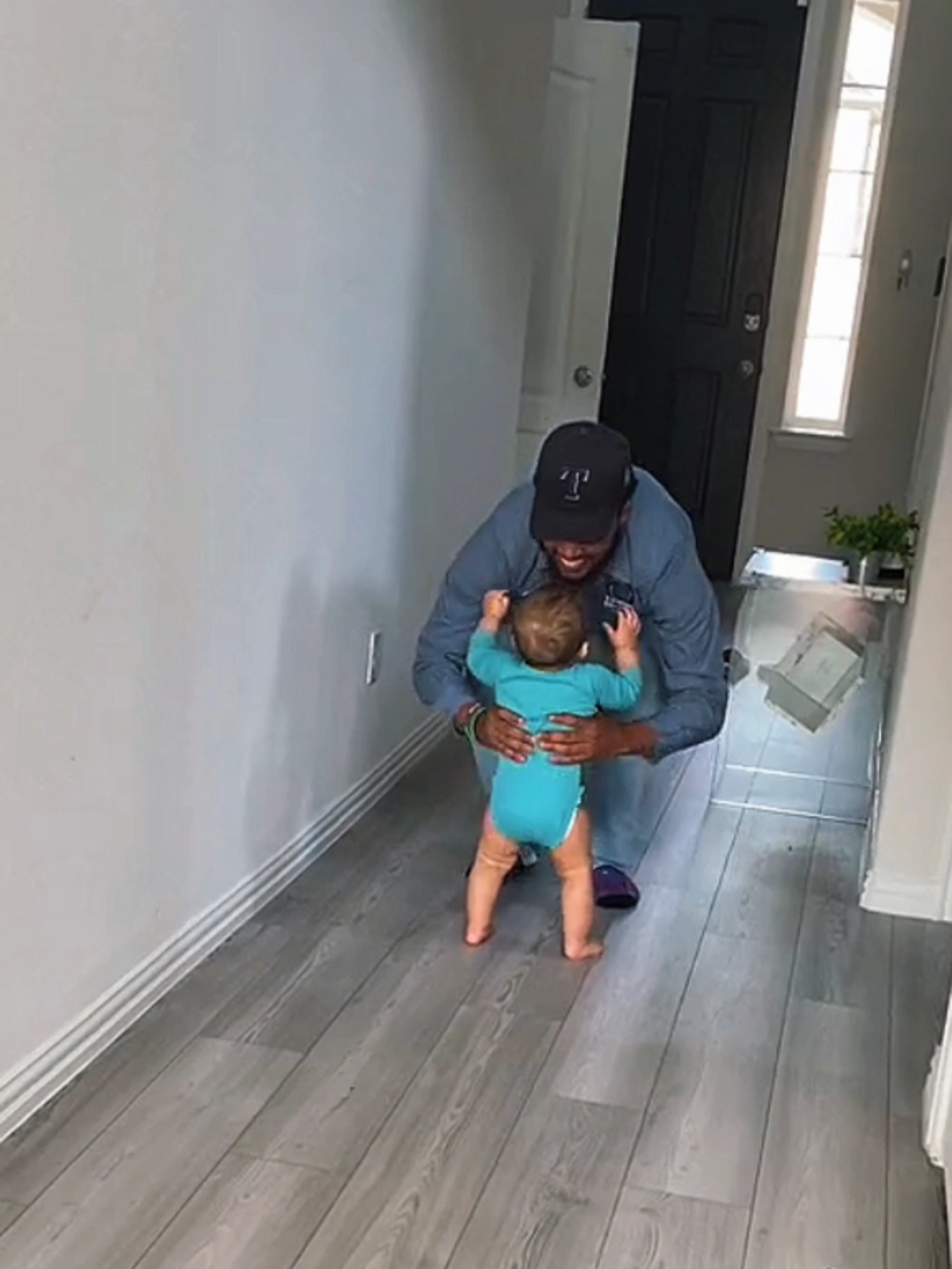 Babies reactions 😍 when their dads come home from work 😍❤️ #cowsounds #baby #cutebaby #fpyシ #fyp #babylove #creatorsearchinsights #treanding #livewallpapers #livewallpaper #trendingvideo #babysound #babyreaction #reaction