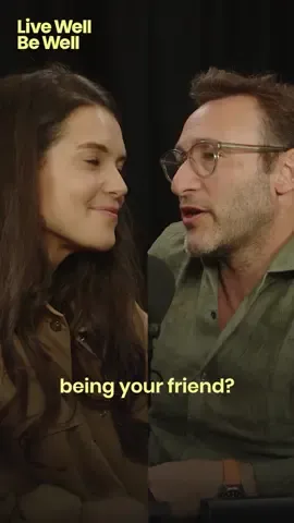 Is it selfish to not call a friend in when you are in need? 👇👀 WDTY? 👇 #simonsinek #Livewellbewell #podcast #podcastclips #viral #sarahannmacklin #friendship 