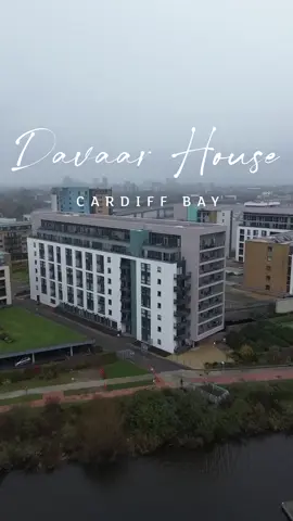 📍Davaar House, Ferry Court, Cardiff Bay Take a look inside this fourth floor apartment at the popular Prospect Place development in Cardiff Bay. This gorgeous apartment features: 🏡 2 bed, 2 bath 📐 738 sq.ft 🍽️ Open plan kitchen/living room  🚪 Sliding doors to balcony with water views 🚿 En-suite to master bedroom 🛏️ Fitted wardrobes to master bedroom 🛁 Stylish and modern bathroom 🧺 Designated Utility Area 🏋️ On-site fitness facilities 🚘 Secure allocated parking for one car 🛍️ Great location with nearby shops, access links and a short walk from Mermaid Quay and Penarth 💷 £250,000 Call our Penarth Branch on 📞 02920 415161 to arrange a viewing. #apartment #cardiffbay #waterviews #fyp #fyppage #balcony#cardiffbayliving #baysideliving #apartmentlife #jeffreyross #cardiff #homesforsale #penarth #mermaidquay #cardiffhomes #stylishliving #cardiffproperty #openplanliving #jeffreyrosshomes #southwaleshomes #stylishsalesandlettings #homesforsalecardiff #cardiffpropertymarket #cardiffbaylifestyle #homesforsalecardiffbay #apartmentforsalecardiff