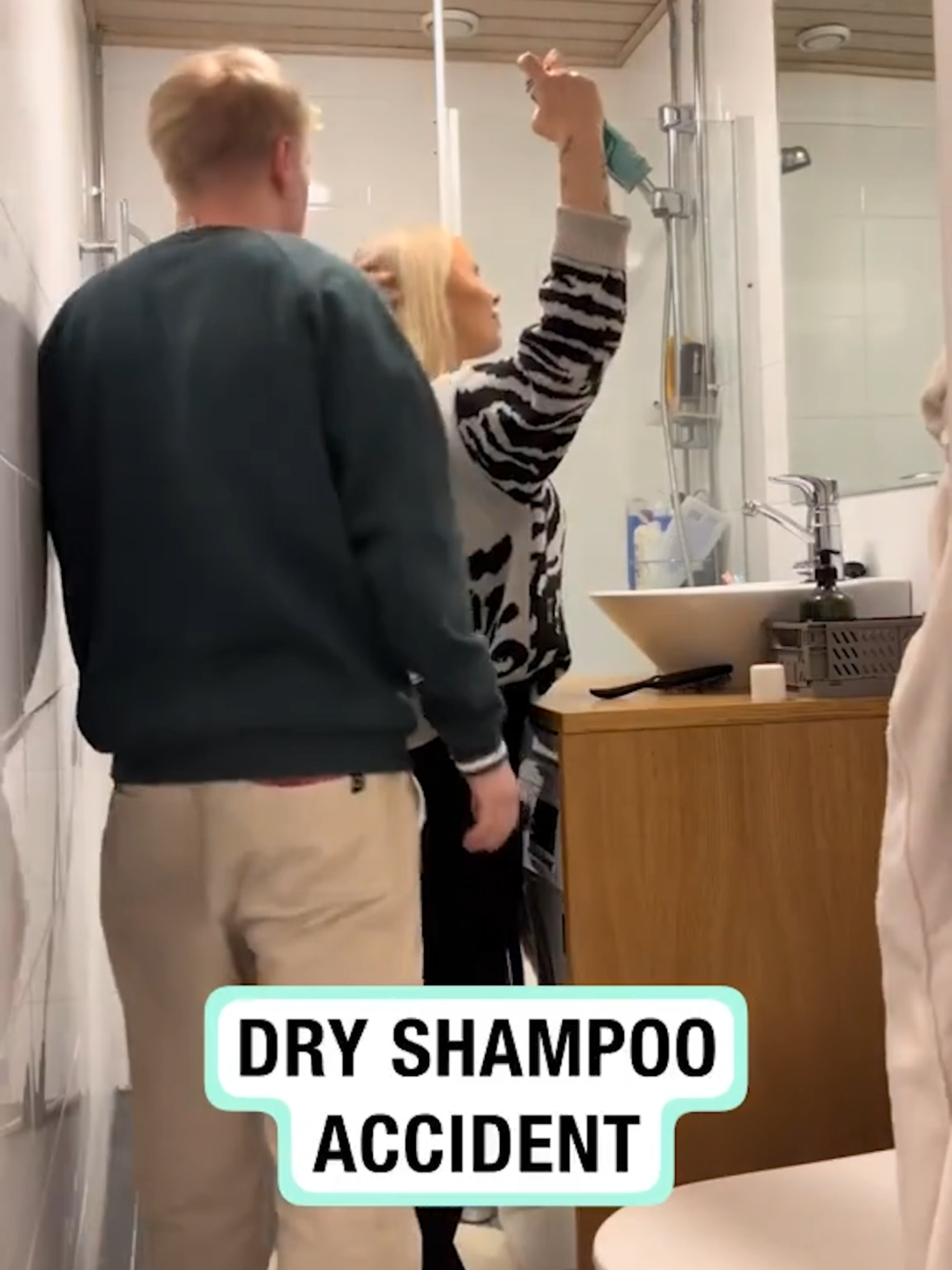 No way 😭 is this man ok?  (🎥: @snellmannea) #hair #pranks #dryshampoo #boyfriend #boyfriendprank