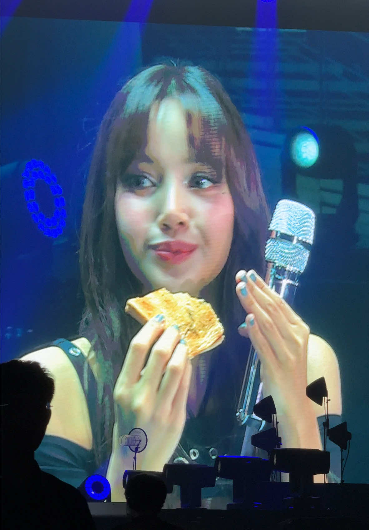 Lisa tries kaya toast #lisa #lalisa #BlackPink_Lisa #Lisafanmeetup_sg #LILIES #LISAxSingaporeFanMeet 