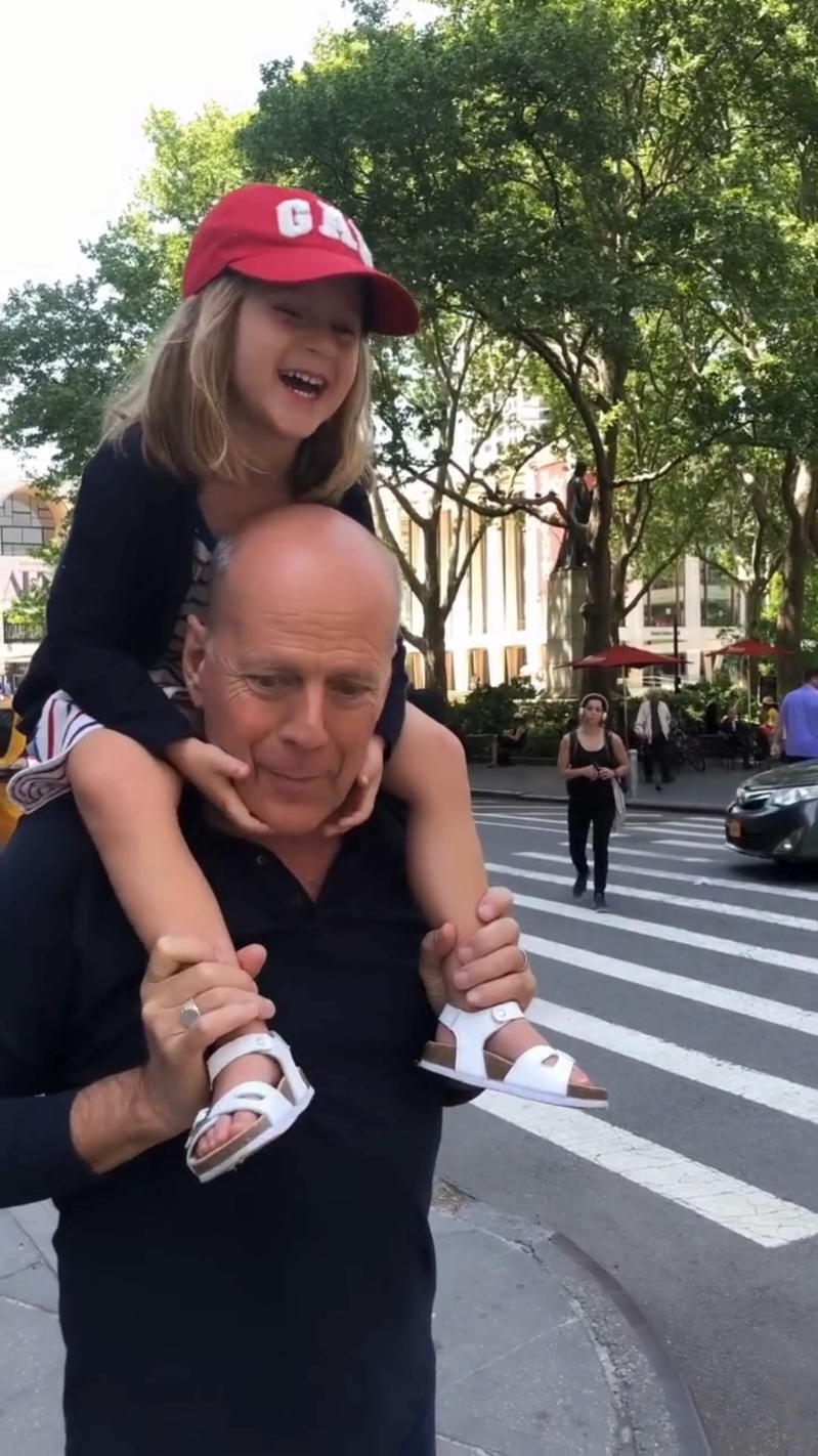 Bruce Willis is the best Dad! Emma Heming Willis caught a sweet moment on video of Bruce carrying their daughter, Evelyn, 10, on his shoulders. 📽: #emmahemingwillis #brucewillis