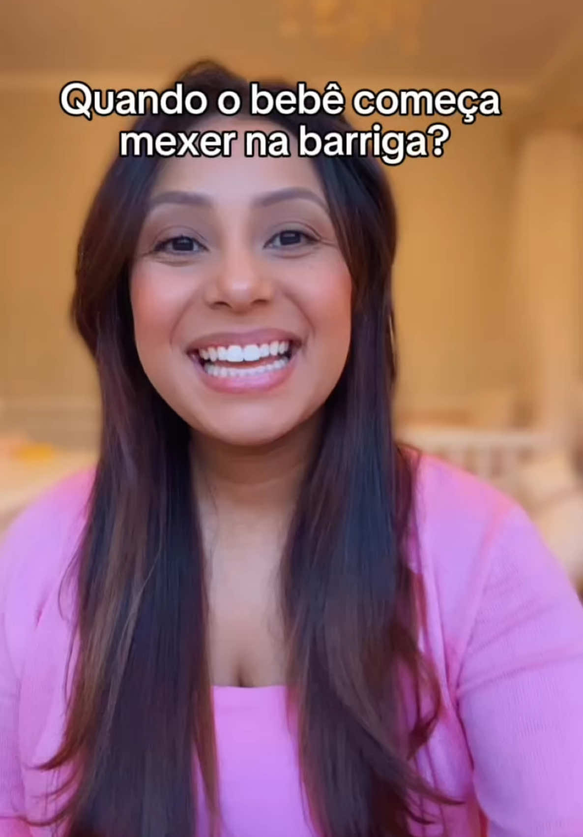 Quando o bebê começa a mexer? 🤰✨ Em média, entre 18 e 22 semanas, a mamãe sente os primeiros movimentos do bebê, que podem ser leves, como borboletas na barriga. Esses movimentos são o início de uma conexão incrível! Mas cada gravidez é única: algumas mamães podem sentir um pouco antes, outras um pouco depois. Sentir o bebê mexer pela primeira vez é um momento mágico e traz a sensação de que o sonho está cada vez mais real. 💕 #Gravidez #MovimentosDoBebê #PrimeirosChutes #AmorDeMãe #Maternidade 